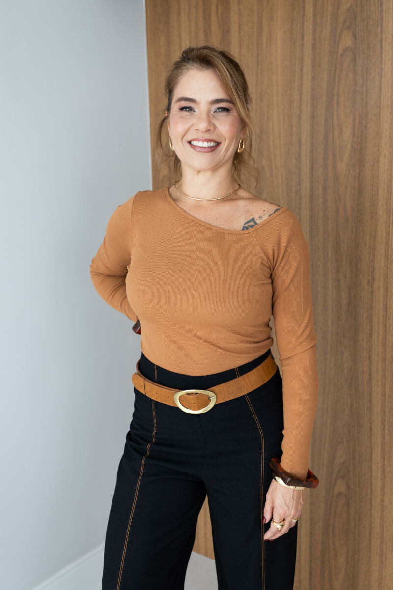 Imagem de Blusa Janaina - Caqui - Canelada, Moderna e com Decote Assimétrico de M/L